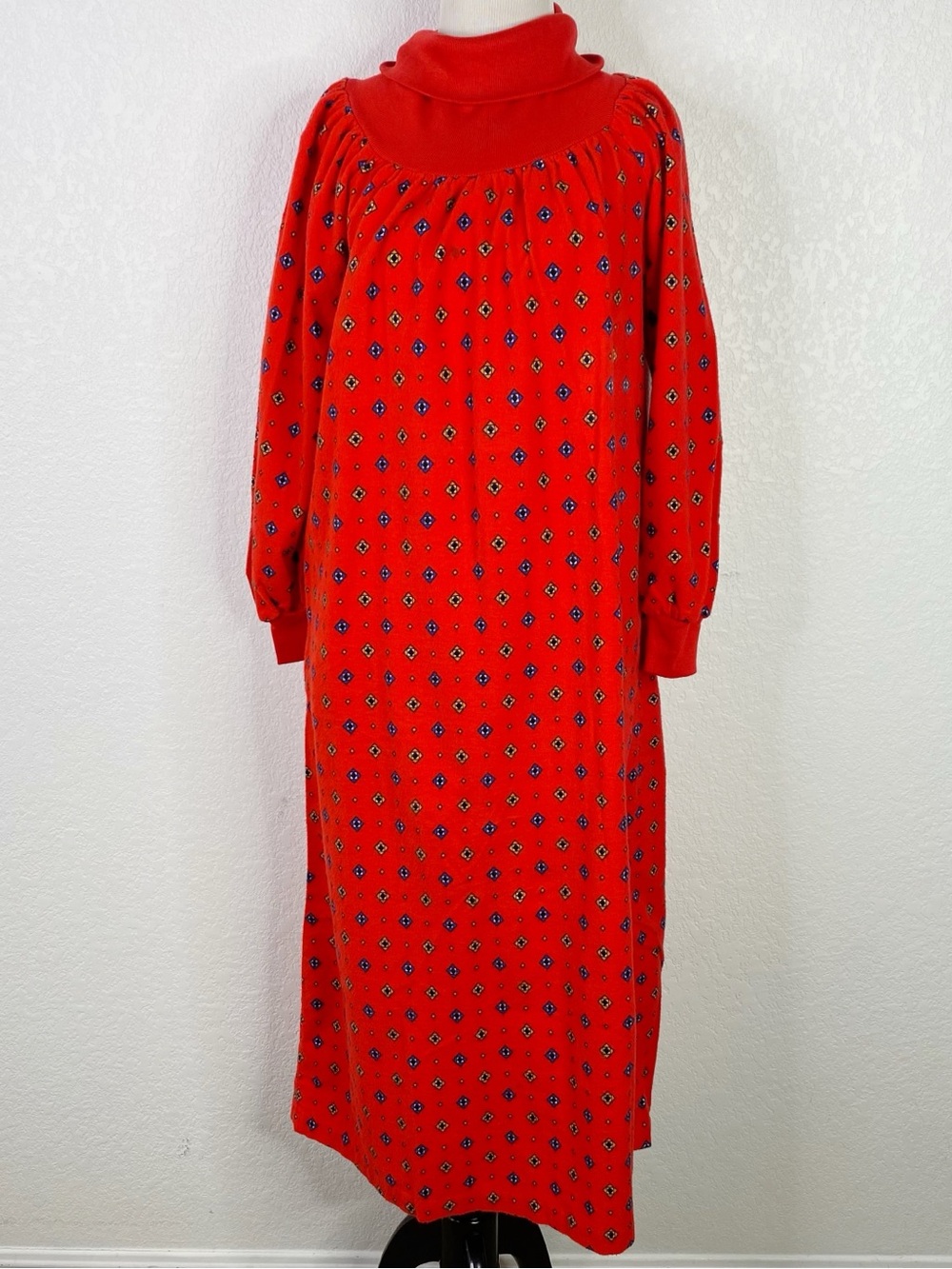 Vintage Donna Richard for Gilligan O’Malley Red Patterned Long Sleeve Nightgown